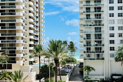 Condo in Miami Beach, Florida, 2 bedrooms  № 1737705 - photo 2