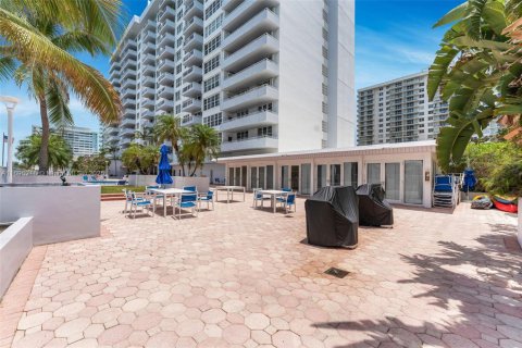 Condo in Miami Beach, Florida, 2 bedrooms  № 1737705 - photo 27
