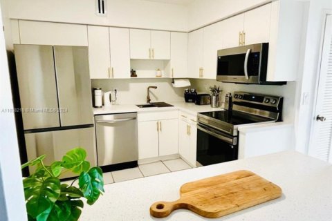 Condo in Miami Beach, Florida, 2 bedrooms  № 1737705 - photo 7