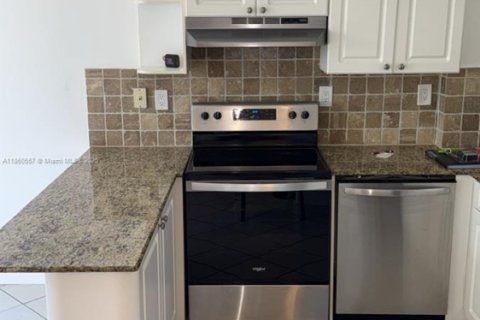 Condo in Miami, Florida, 1 bedroom  № 1889217 - photo 5