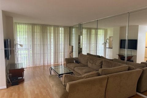 Condo in Sunny Isles Beach, Florida, 1 bedroom № 2060163 - photo 2