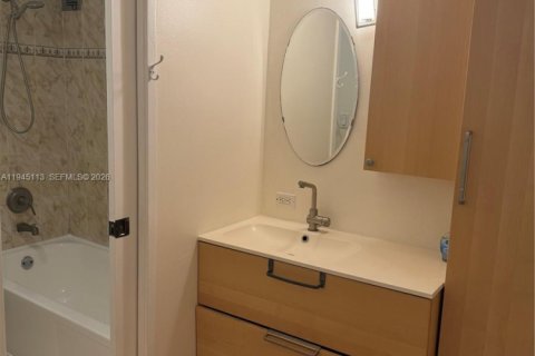 Condo in Sunny Isles Beach, Florida, 1 bedroom № 2060163 - photo 7