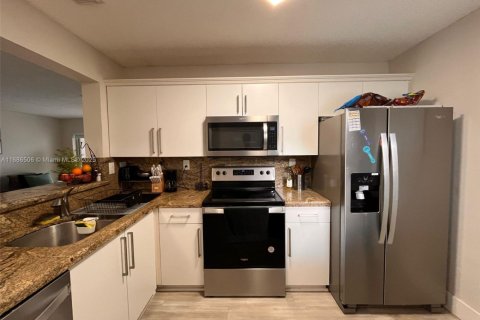 House in Doral, Florida 3 bedrooms, 104.05 sq.m. № 1438548 - photo 8