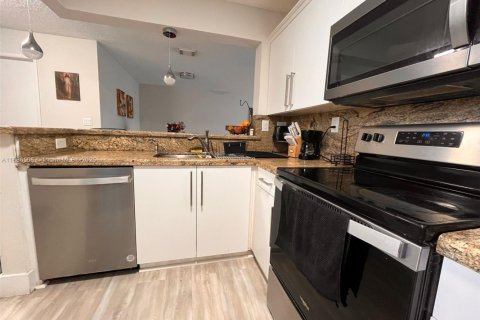 House in Doral, Florida 3 bedrooms, 104.05 sq.m. № 1438548 - photo 9