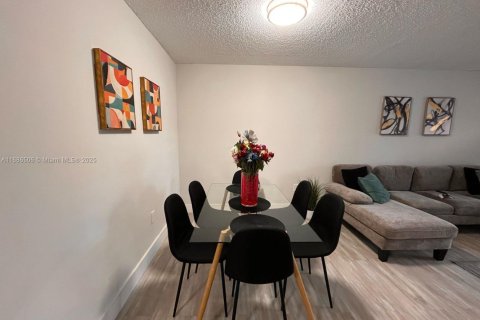 House in Doral, Florida 3 bedrooms, 104.05 sq.m. № 1438548 - photo 2