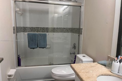 House in Doral, Florida 3 bedrooms, 104.05 sq.m. № 1438548 - photo 12