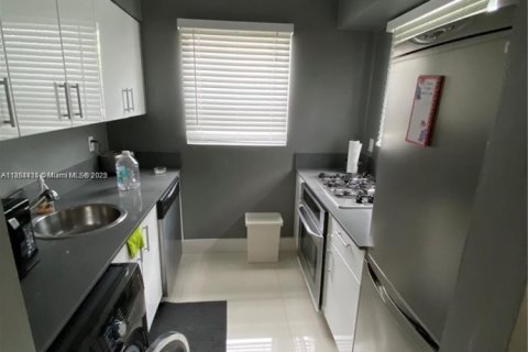 Condo in Miami Beach, Florida  № 1931145 - photo 8