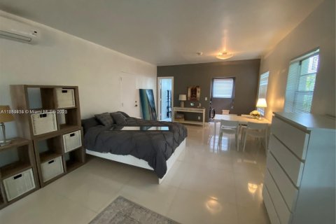 Condo in Miami Beach, Florida  № 1931145 - photo 1
