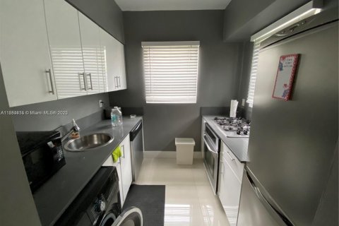 Condo in Miami Beach, Florida  № 1931145 - photo 6