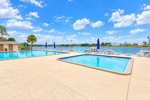 Townhouse in Fern Park, Florida 3 bedrooms, 143.16 sq.m. № 2383742 - photo 25