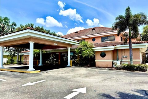 Propiedad comercial en alquiler en Sebring, Florida, 959.31 m2 № 1820691 - foto 1