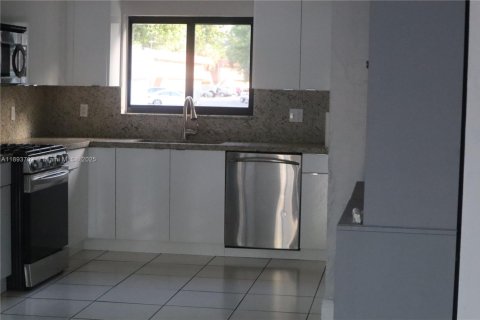 Снять в аренду таунхаус в Дейви, Флорида 3 спальни, 175.03м2, № 1945593 - фото 7