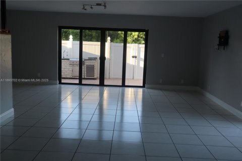 Снять в аренду таунхаус в Дейви, Флорида 3 спальни, 175.03м2, № 1945593 - фото 12