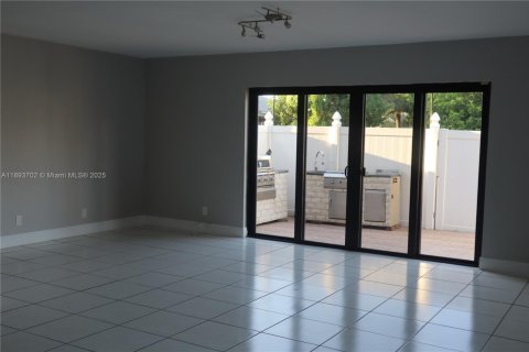 Снять в аренду таунхаус в Дейви, Флорида 3 спальни, 175.03м2, № 1945593 - фото 11