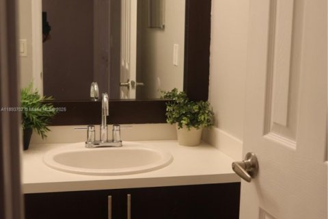 Снять в аренду таунхаус в Дейви, Флорида 3 спальни, 175.03м2, № 1945593 - фото 22