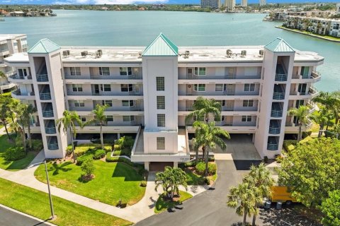 Condominio en venta en Saint Pete Beach, Florida, 2 dormitorios, 117.52 m2 № 1251945 - foto 1