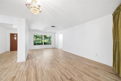 House in New Port Richey, Florida 2 bedrooms, 165.27 sq.m. № 2107713 - photo 11