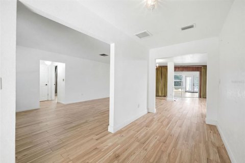 House in New Port Richey, Florida 2 bedrooms, 165.27 sq.m. № 2107713 - photo 8