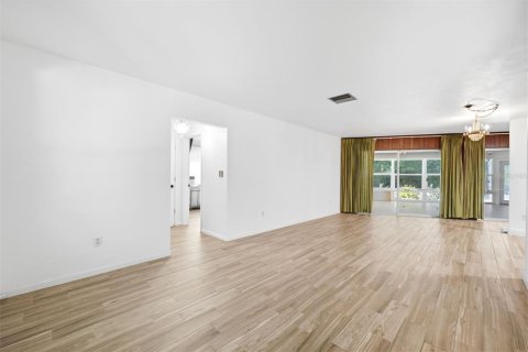 House in New Port Richey, Florida 2 bedrooms, 165.27 sq.m. № 2107713 - photo 9