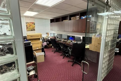 Commercial property in Miami, Florida № 1997639 - photo 9