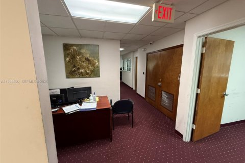 Commercial property in Miami, Florida № 1997639 - photo 4