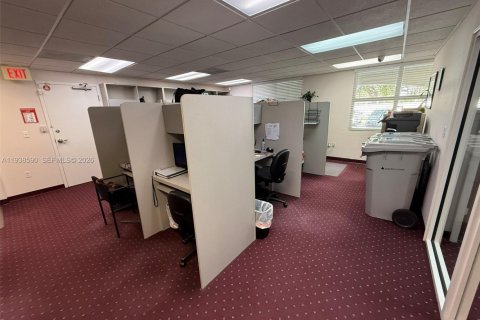 Commercial property in Miami, Florida № 1997639 - photo 12