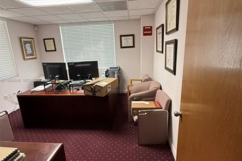 Commercial property in Miami, Florida № 1997639 - photo 10