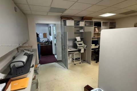 Commercial property in Miami, Florida № 1997639 - photo 13