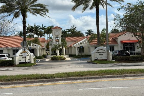 Commercial property in Miami, Florida № 1997639 - photo 18