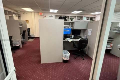 Commercial property in Miami, Florida № 1997639 - photo 11