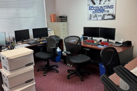 Commercial property in Miami, Florida № 1997639 - photo 7