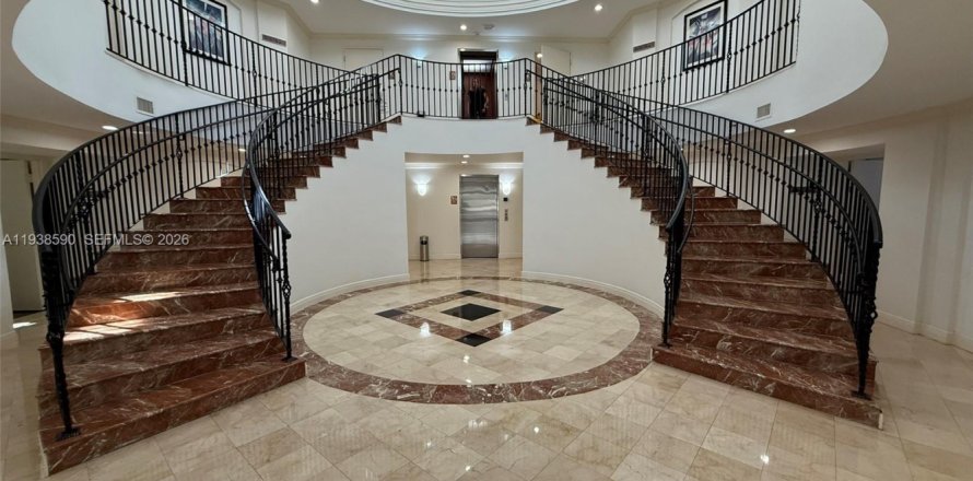 Commercial property in Miami, Florida № 1997639
