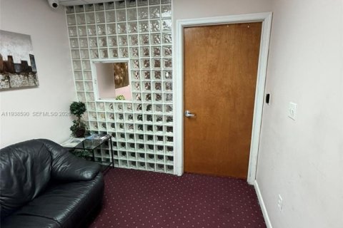 Commercial property in Miami, Florida № 1997639 - photo 2