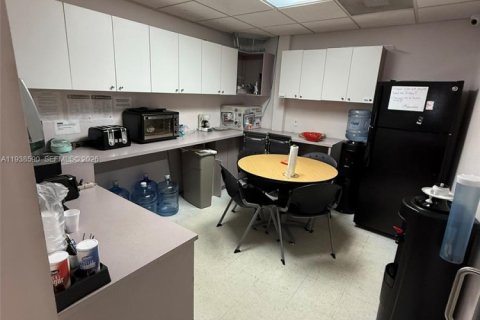 Commercial property in Miami, Florida № 1997639 - photo 5