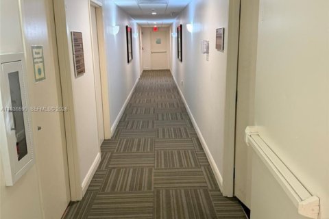 Commercial property in Miami, Florida № 1997639 - photo 15