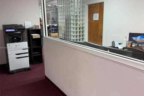Commercial property in Miami, Florida № 1997639 - photo 8