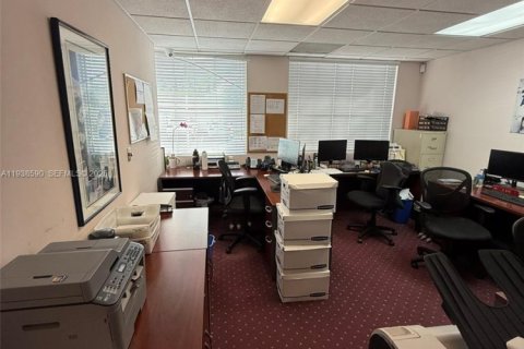 Commercial property in Miami, Florida № 1997639 - photo 6