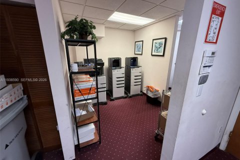 Commercial property in Miami, Florida № 1997639 - photo 3