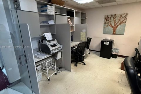 Commercial property in Miami, Florida № 1997639 - photo 14