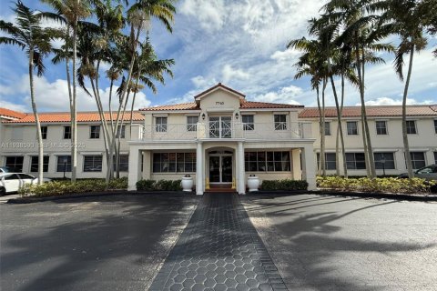 Commercial property in Miami, Florida № 1997639 - photo 16