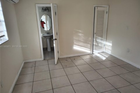 Commercial property in Miami, Florida 37.16 sq.m. № 1993970 - photo 2