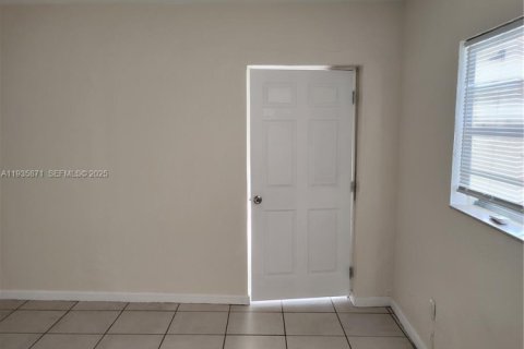 Commercial property in Miami, Florida 37.16 sq.m. № 1993970 - photo 1