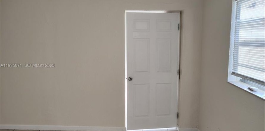 Commercial property in Miami, Florida 37.16 sq.m. № 1993970