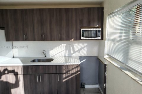 Commercial property in Miami, Florida 37.16 sq.m. № 1993970 - photo 4