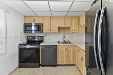 Condo in Margate, Florida, 2 bedrooms  № 1788596 - photo 1