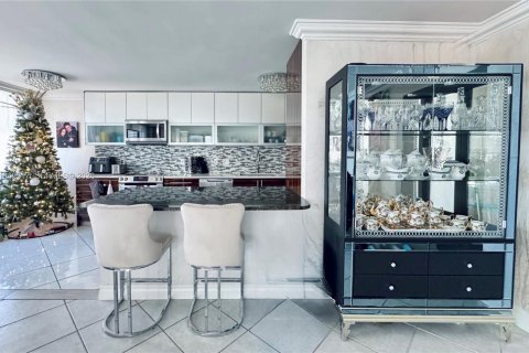 Кондоминиум с 3 спальнями в Халландейл-Бич, Флорида № 1998840