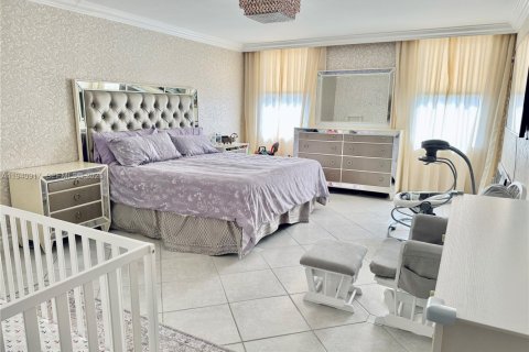 Купить кондоминиум в Халландейл-Бич, Флорида 3 спальни, 214.14м2, № 1998840 - фото 14