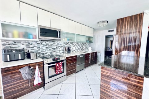 Купить кондоминиум в Халландейл-Бич, Флорида 3 спальни, 214.14м2, № 1998840 - фото 2