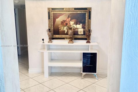 Купить кондоминиум в Халландейл-Бич, Флорида 3 спальни, 214.14м2, № 1998840 - фото 7