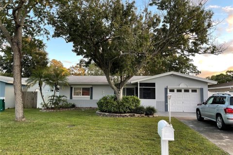 Casa en alquiler en Clearwater, Florida, 2 dormitorios, 111.48 m2 № 569323 - foto 1